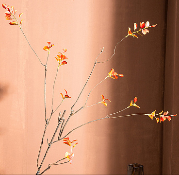 Ветка декоративная гибкая с листиками 120 см, 1 шт., оранжево-красный - фото1