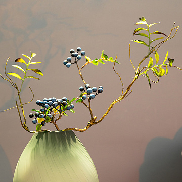 Ветка декоративная гибкая с листиками и голубыми ягодами 74 см, 1 шт., зеленый - фото1